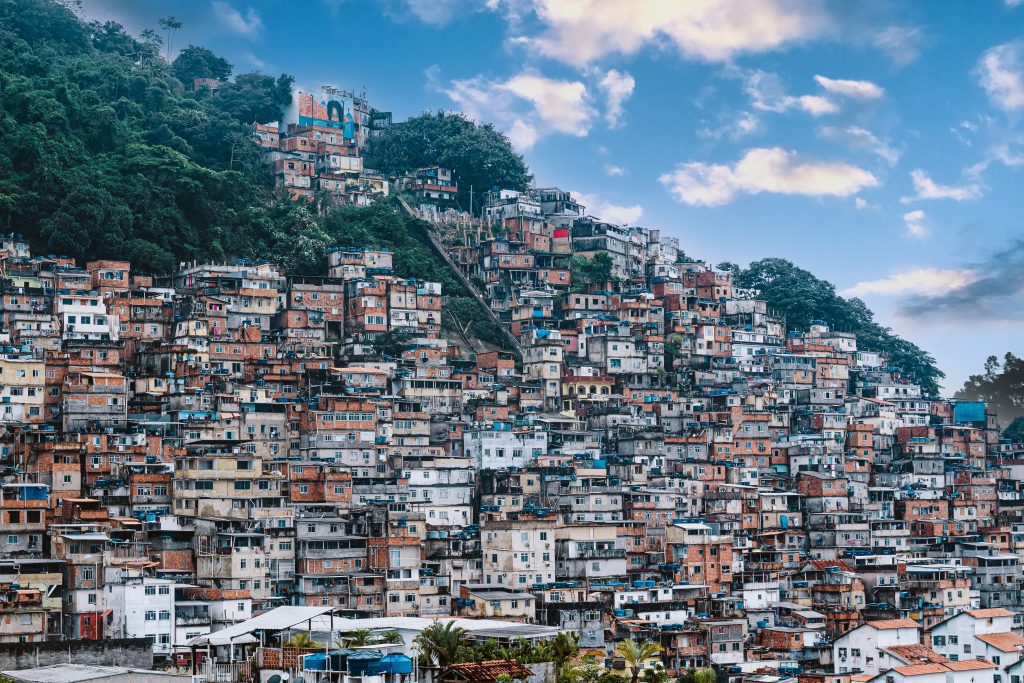 A tall tower with a blue sky photo – Free Brazil Image on Unsplash