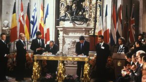 Firma del tratado de adhesión de España a la CEE, el 12 de junio de 1985 en Madrid.