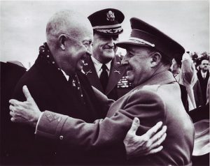 Abrazo entre el Presidente Dwight D. Eisenhower y el General Francisco Franco, en el aeropuerto de Torrejón. 1959