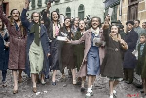 Un grupo de jóvenes, algunas menores, recorre las calles con papeletas de voto durante la jornada electoral de las elecciones generales de noviembre de 1933, primeras en las que hay sufragio universal en España, al incorporarse el voto femenino