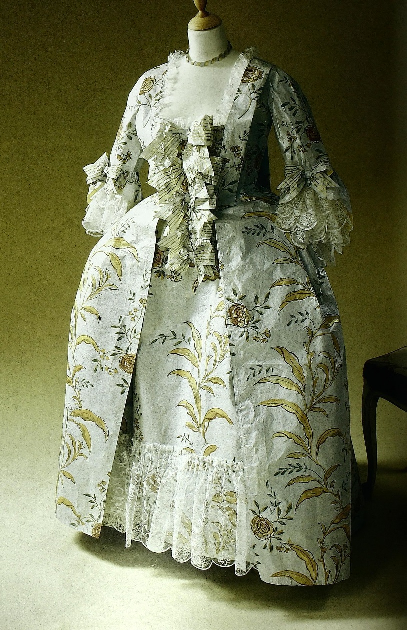 Fashion Doll Stylist: Crafty ideas: The Paper Dress