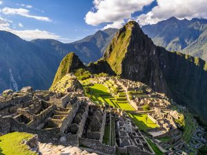 Por Zielonamapa.pl - Machu Picchu, Peru, CC BY-SA 2.0, https://commons.wikimedia.org/w/index.php?curid=69292579