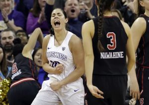 The moment Kelsey Plum breaks the all time scoring record.