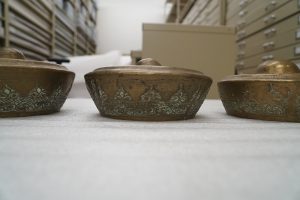 Knobbed gong with ornate decals around the opening